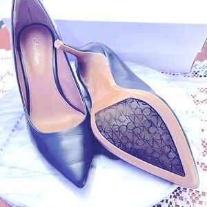 ❤️CALVIN KLIEN dorthy flex pumps 3” heel❤️NAVY. & Silver back shield